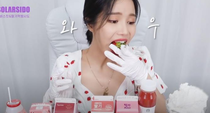 安昭熙|mamoo颂乐吃草莓连叶子都吃 ，草莓吃播点击超过100万！