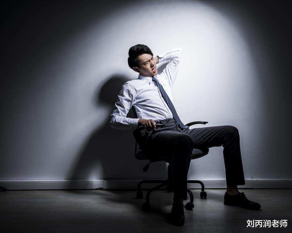 |过去的上司现在是下属，可每次见面还是喊我“小张”， 怎么办？