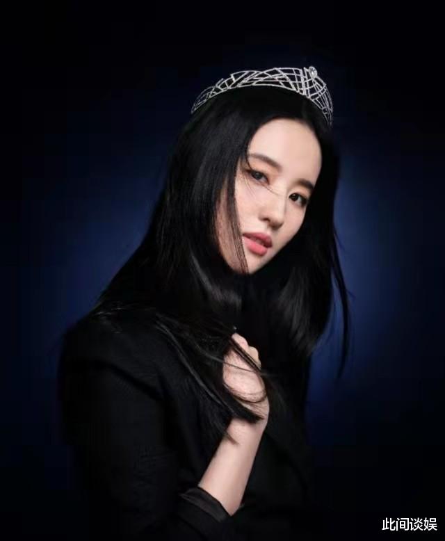 刘亦菲|刘亦菲红色羽绒服旧照曝光，涂上黑粉仍然天生丽质难自弃，朴素大方