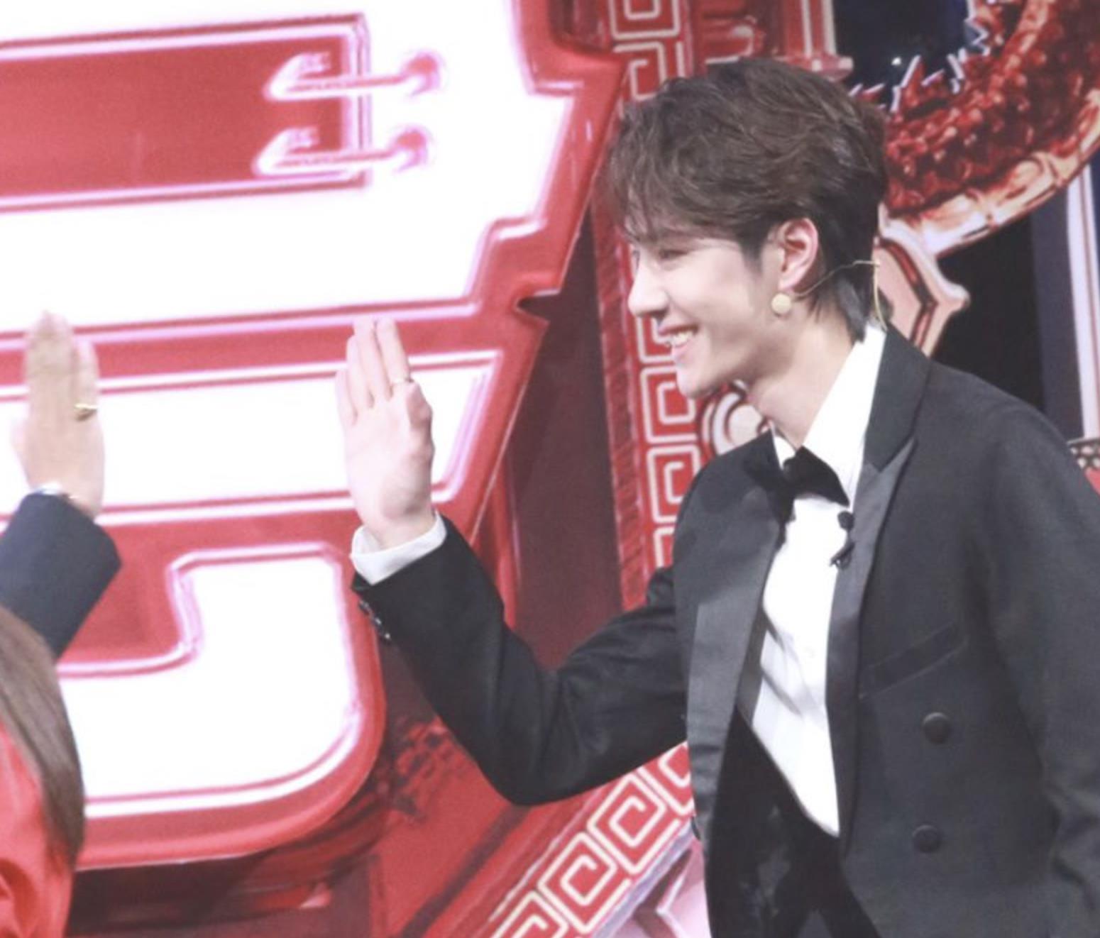 王一博|王一博湖南卫视跨年新歌「廿」首唱！无彩排日也回去只为了汪涵！