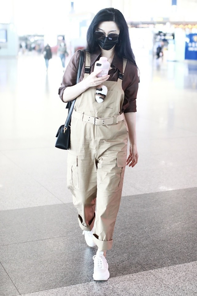 整容|范冰冰40岁又怎样？穿一条背带裤走机场，风采依旧似少女！