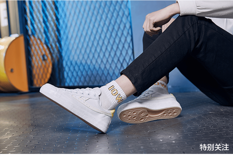 特别关注 去到广东才知道，穿牛仔裤搭运动鞋好“土气”！瞧老外，真的太潮了