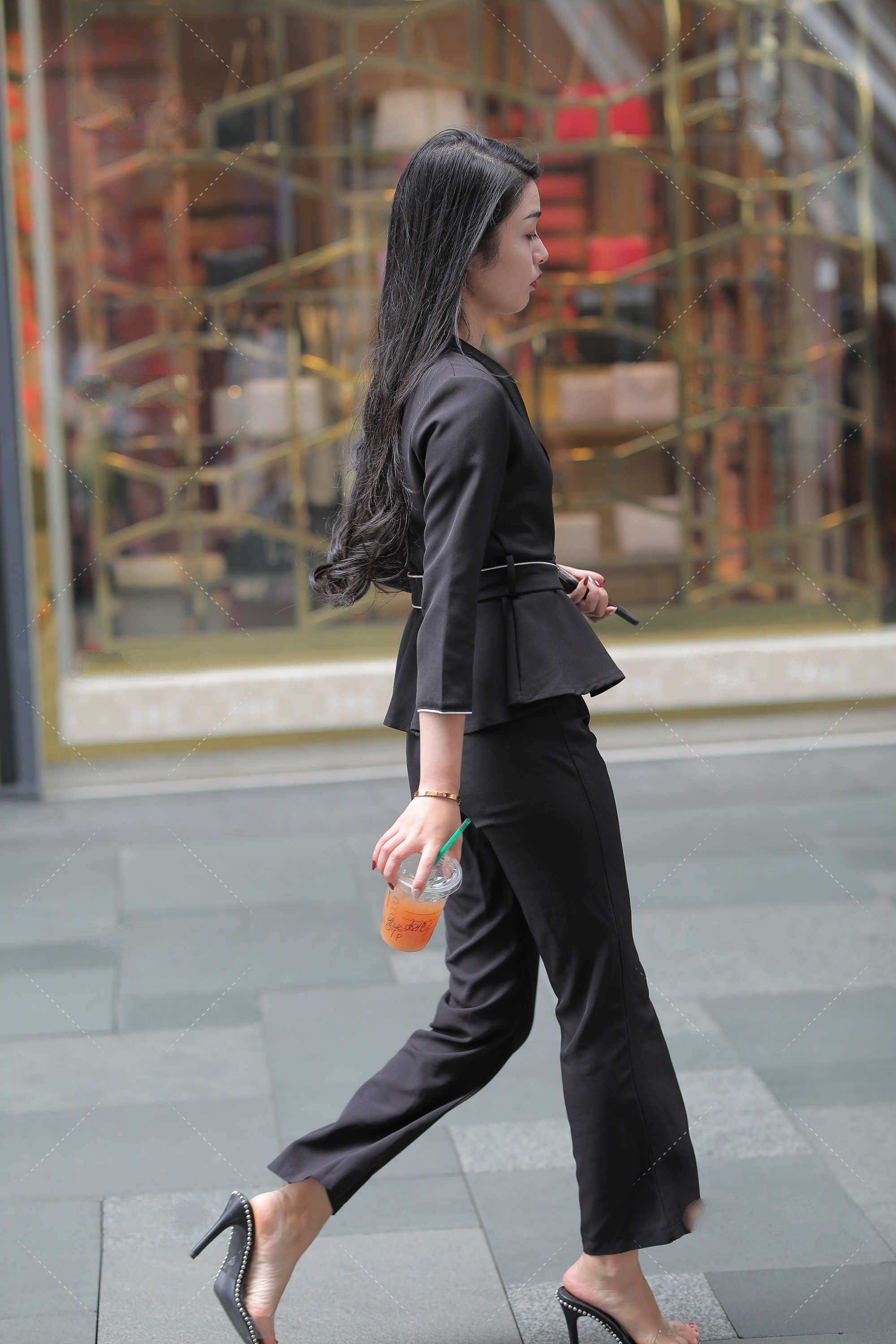 西装|职场里常用的西装怎样穿才百搭又好看？可以尝试下全黑色的搭配