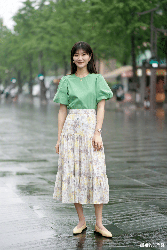 姗姐的时尚经|黄皮女人，夏天选什么颜色的上衣，才能穿得时髦、显白又不撞衫？
