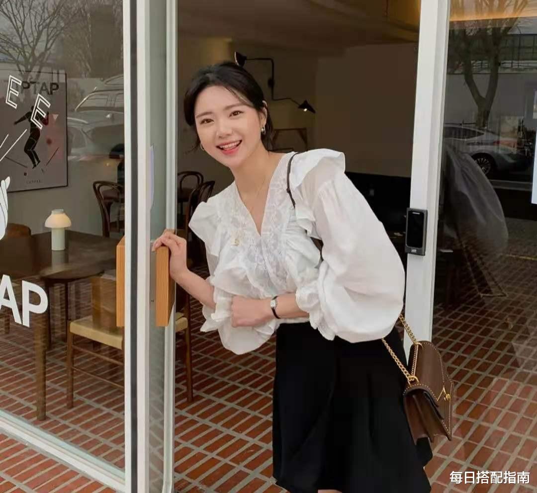 每日搭配指南|适合所有女人的：“衬衫+半身裙”，照着穿就对了，优雅更显气质