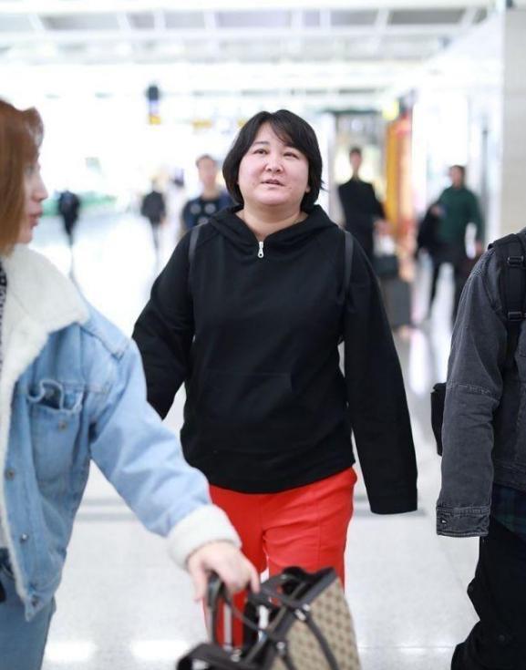 发型|贾玲早该换这款发型了，穿卫衣配运动裤更显嫩，越来越自信