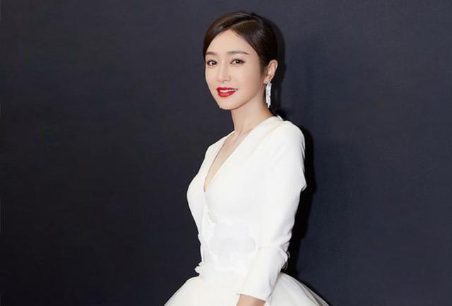 杨幂|秦岚领奖的旧照火了，穿低领长裙扎马尾辫，造型太美引起热议