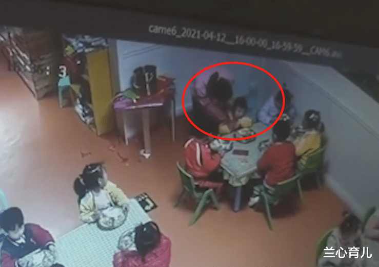 兰心育儿 幼童吃饭时被呛着，老师在一旁玩手机未发觉，抢救时已经晚了