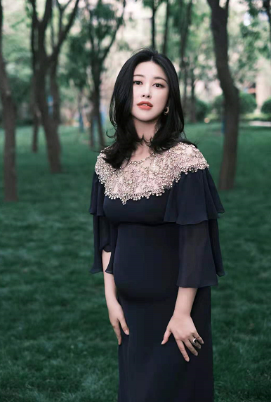 时尚风行派|京圈名媛朱珠挺8月大肚庆生！穿半肩裙成名媛圈女王，脸浮肿不少