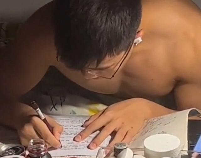 美丽|男大学生在宿舍学习，健壮的“上半身”却突然走红，你心动了吗