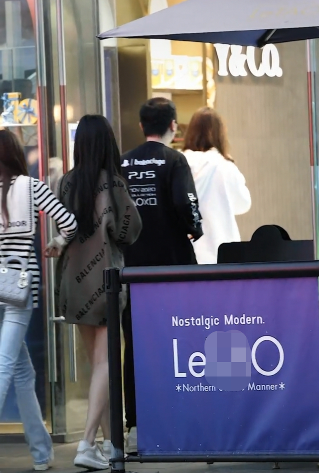 王思聪|王思聪疑与女伴穿情侣装！踩近6万元鞋吃路边摊，鼻梁创可贴吸睛