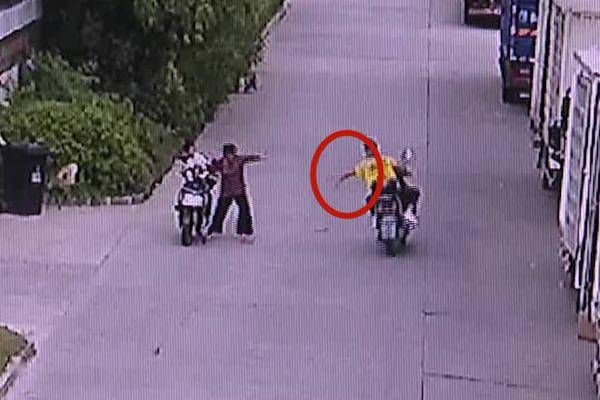 发生口角后,外卖小哥3次捡石头砸骑车祖孙被行拘
