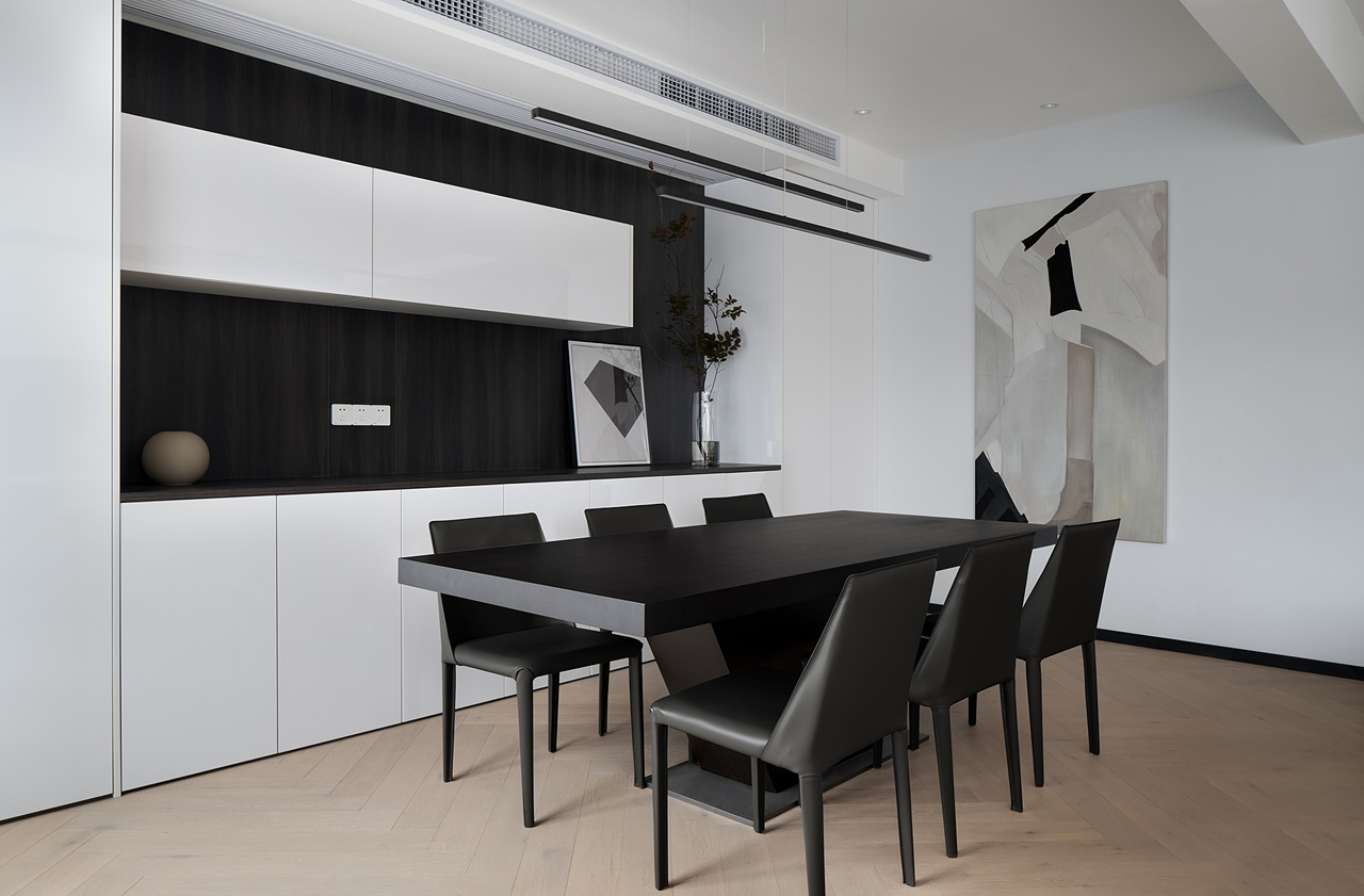 163㎡简约跃层,时尚黑白灰+暖心跳色,既稳重又温馨