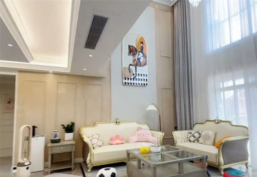 一家六口的405㎡顶层大宅:巧妙利用阁楼,装修出9室4厅5卫