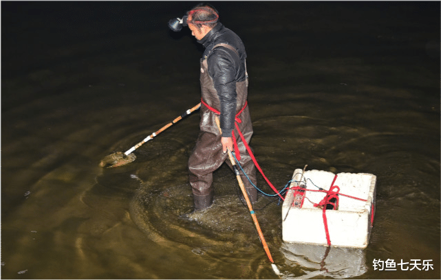 邕江|边钓鱼边电鱼?广西男子邕江溺亡,身旁10根鱼竿,电鱼器散落一地