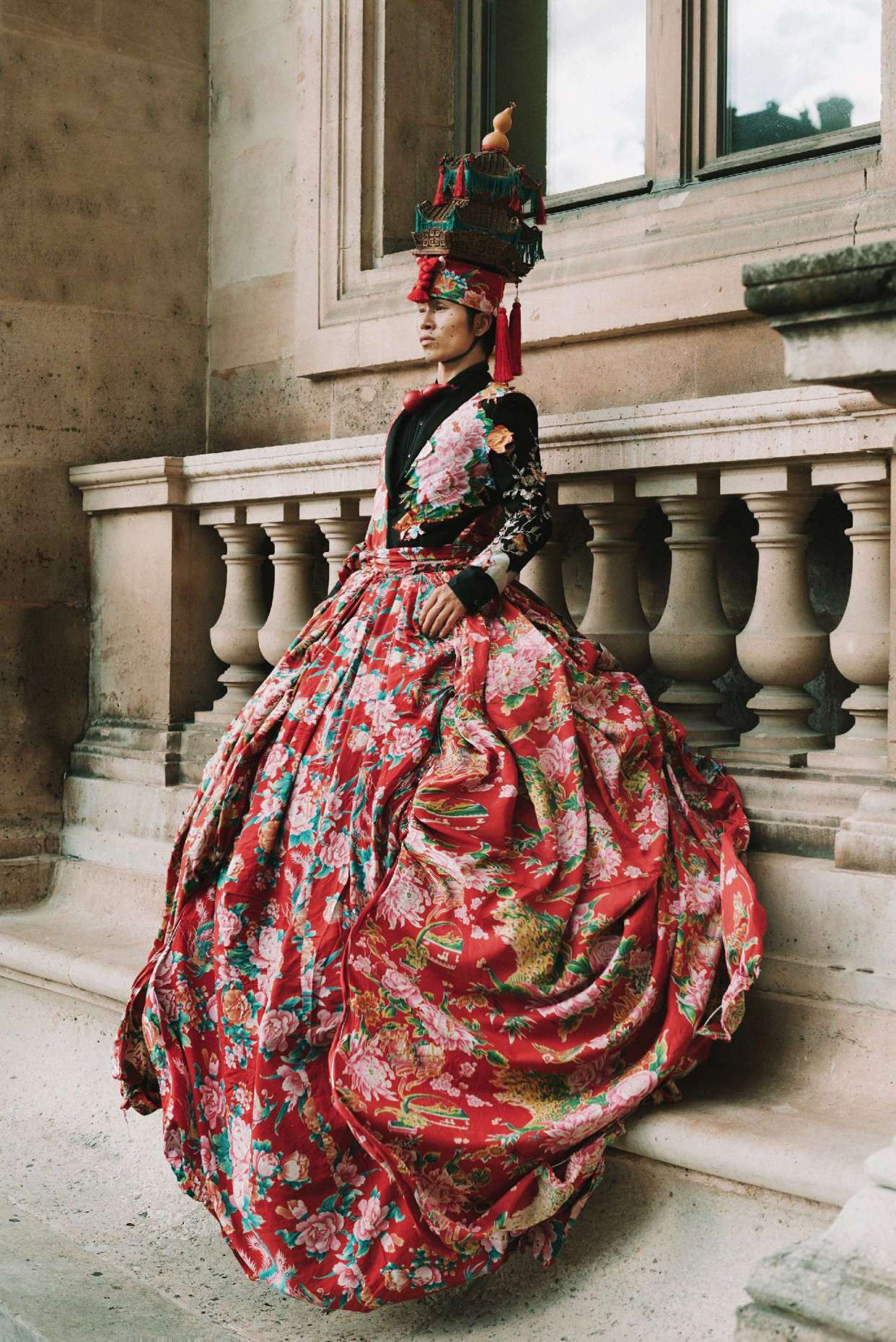 潮帮先生|张雨绮仗着颜值高就任性，这么花哨的“床单裙”也敢穿，仍惊艳了