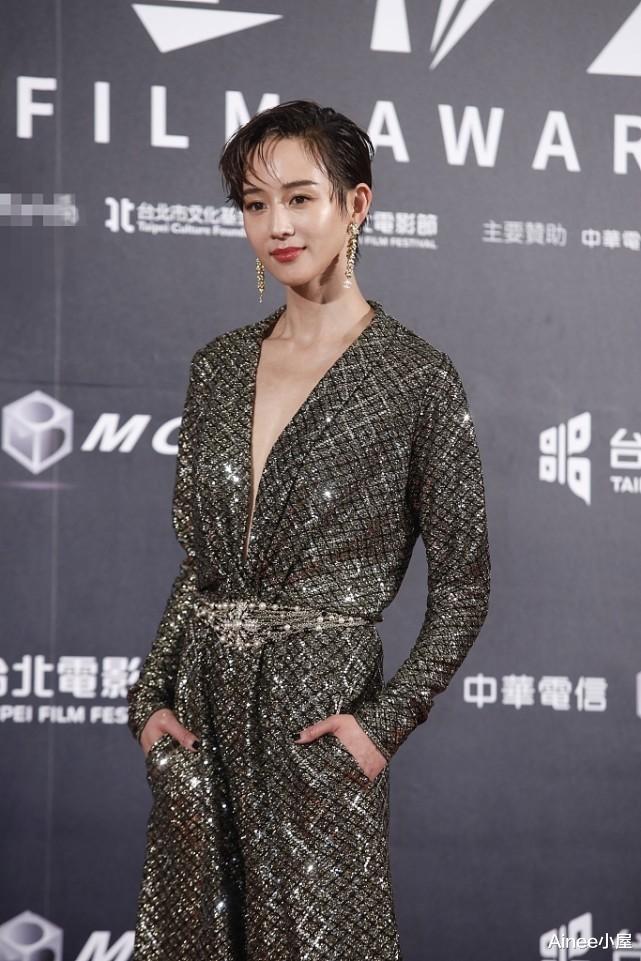 连体裤|张钧甯短发又攻又帅，气质潇洒穿深V装，高冷御姐范让女生心动