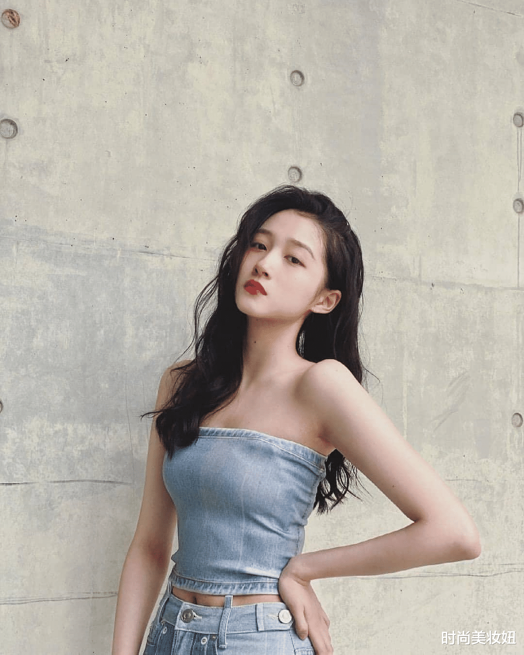 时尚美妆妞|又被关晓彤的腿美到了，穿抹胸配牛仔裤，“42寸”大长腿太养眼