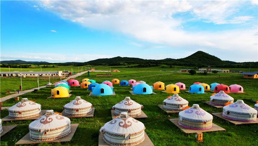 琳妹儿说|夏天避暑目的地首选，内蒙这个草原牧场很凉爽，和梅花鹿羊驼嬉戏