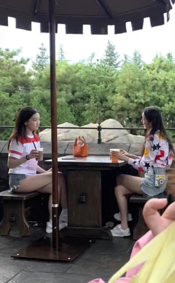 霍尊|李嫣现身环球影城被偶遇，穿热裤大秀白皙美腿，拎3万菜篮子包包