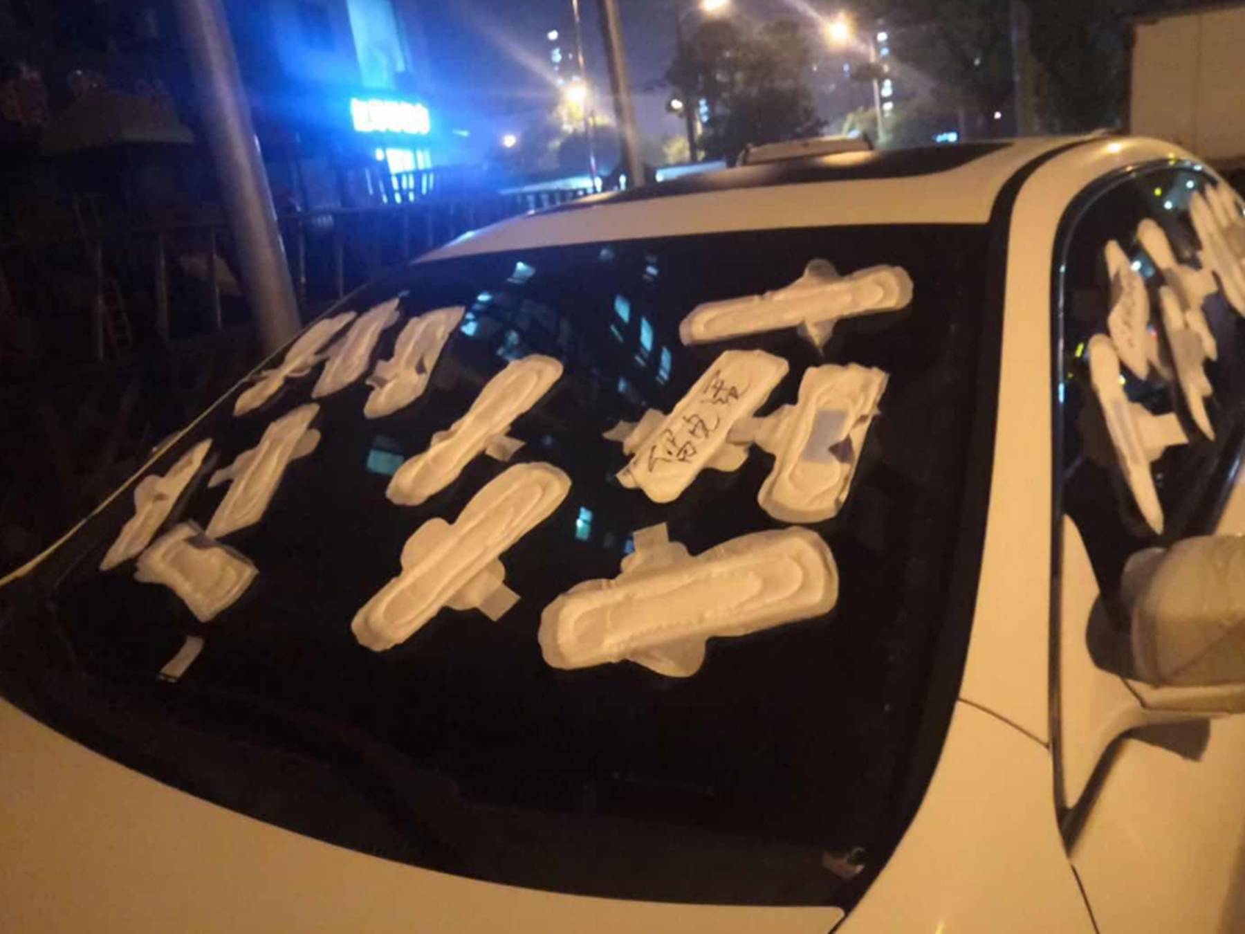 宝马|20万车位被宝马霸占，车位主人不怒反笑，直接送上一副“挽联”