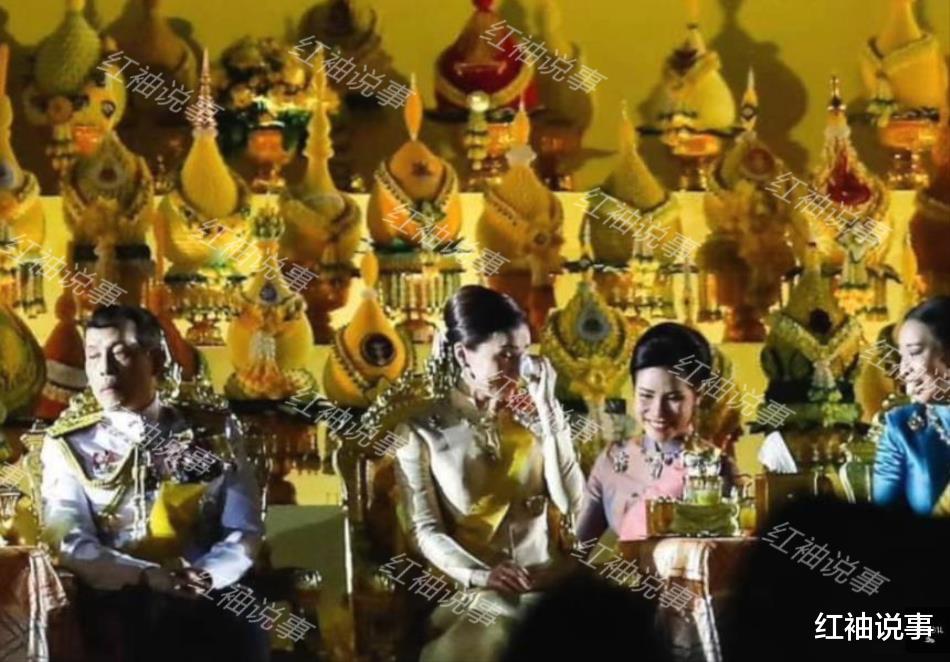 诗妮娜|泰王一碗水端平了！连夜修改诗妮娜庆生海报，将苏提达P进中间