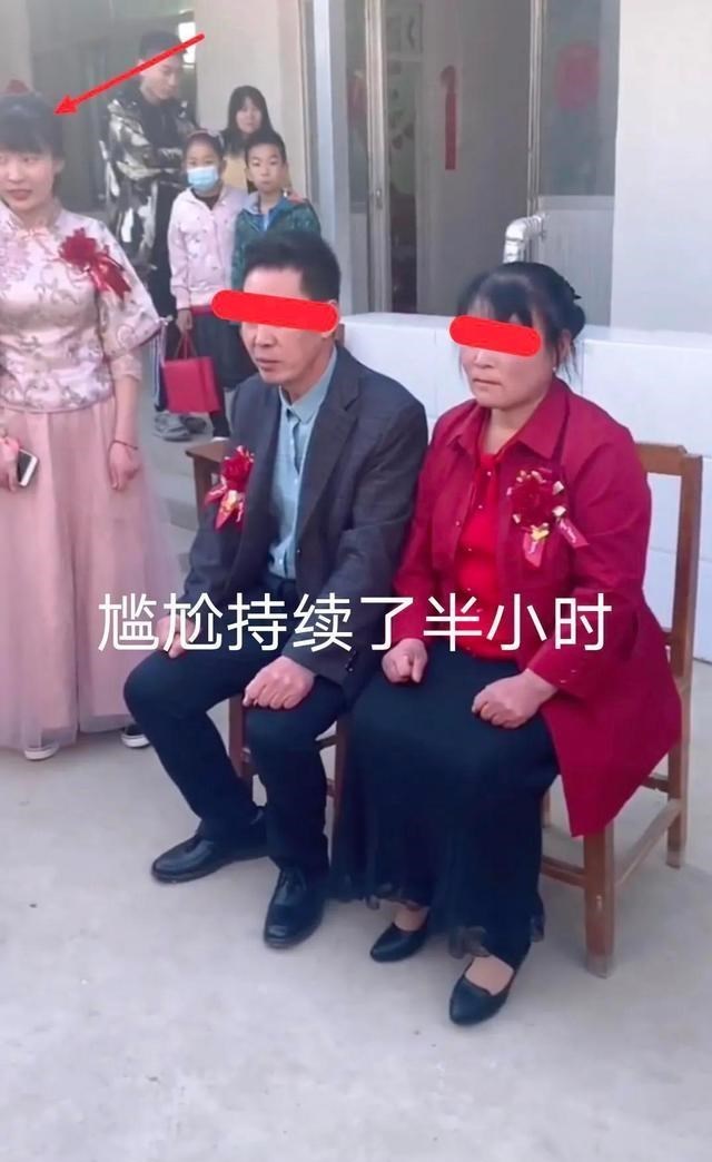 蔡小贩|贵州:说好的改口费没了,新郎新娘跪地半小时不起,场面相当尴尬