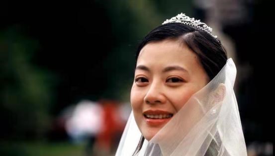 放棄中國國籍的央視王牌女主持，被英國丈夫拋棄後，49歲回國撈金-圖4