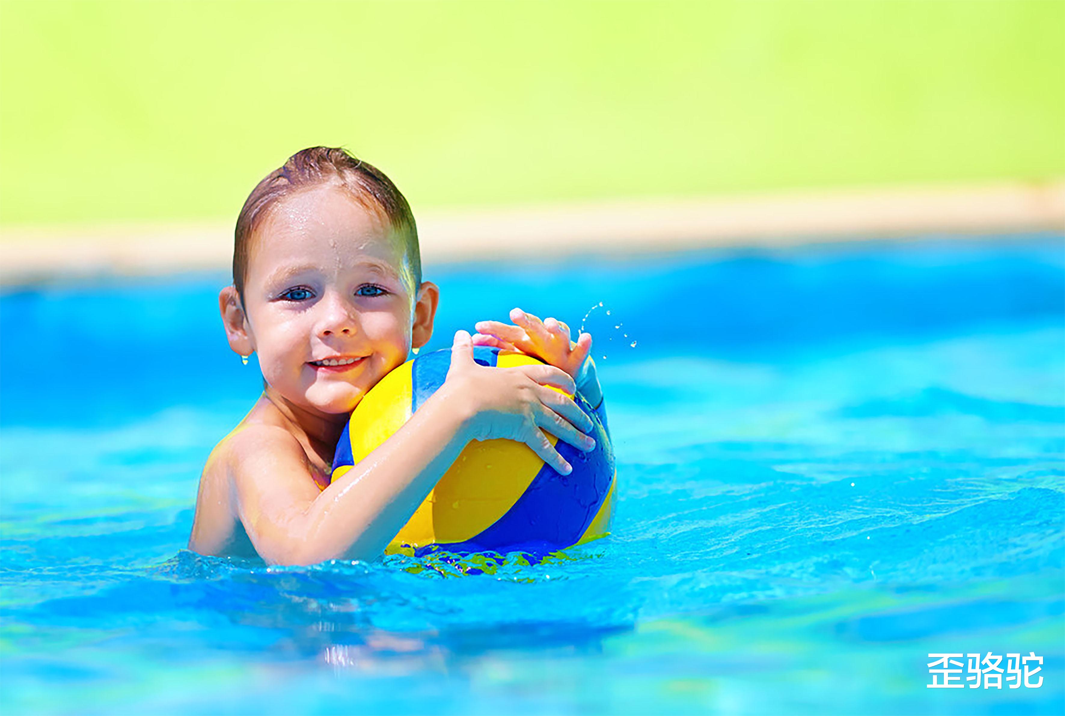 歪骆驼|熊孩子洗澡爱玩水，根本停不下来，老师：别拦着让他继续