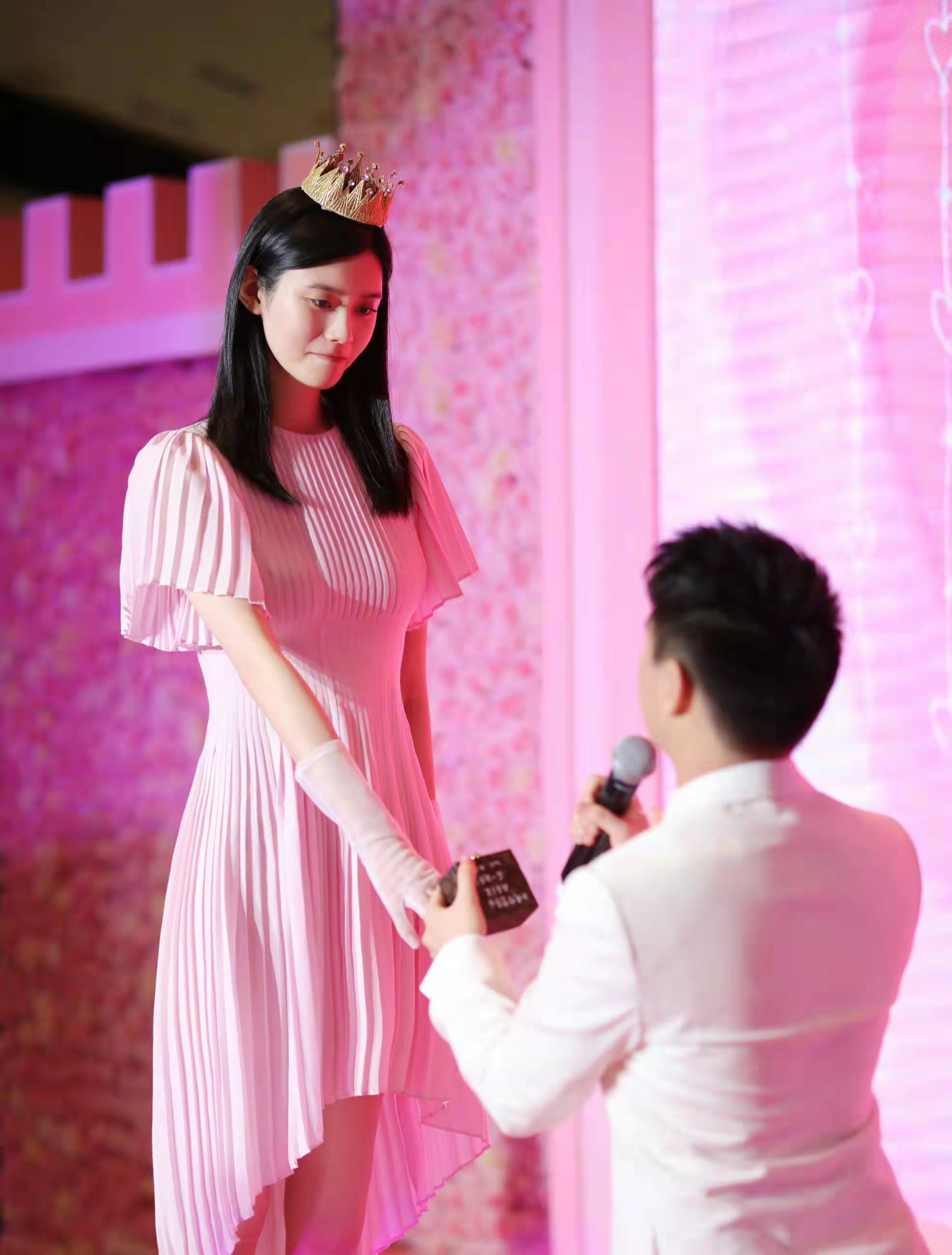 小家伙|奚梦瑶圣诞节和儿子一起装饰圣诞树，小家伙忙前忙后，兴致极高