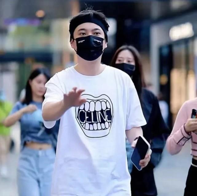 一回合说故事 王思聪成都疯狂购物，吸引路人围观几乎瘫痪店铺，同款遭抢购一空