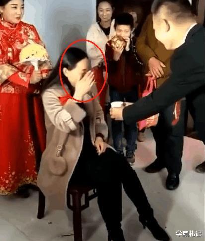 学霸札记 新郎敬酒丈母娘，被调侃“叫妈还是叫姐” 网友：这才是姐妹花