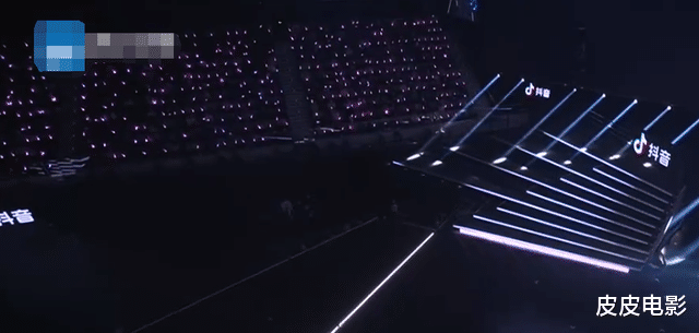 跨年晚会|跨年晚会让人不省心，湖南台主持人接不住词，江苏台一只手误入画