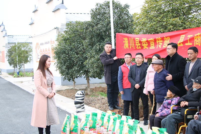 小潢说事 潢川县政府副县长李浩、县政协副主席李成强看望慰问敬老院老人