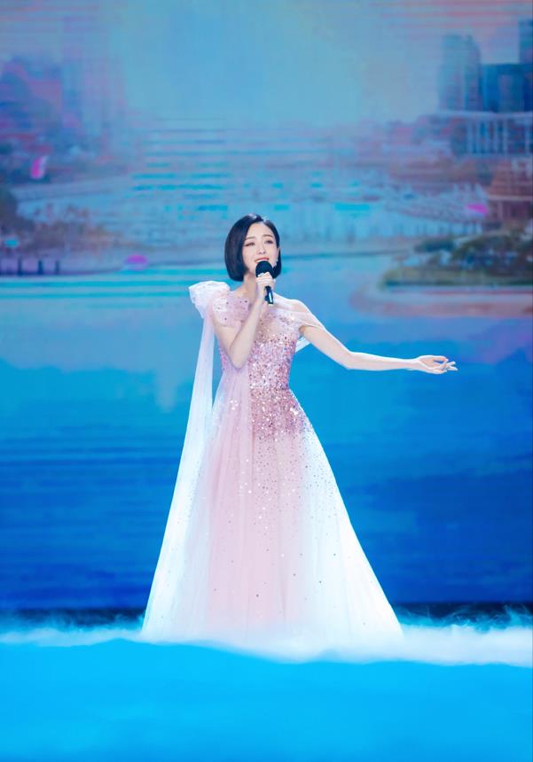 佟丽娅|佟丽娅秀凹凸身形太辣！短裙镶满闪碎钻，一双白嫩玉腿白得发光