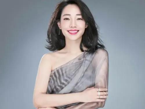 王祖蓝|白百何片场和男演员打闹,素颜出镜满脸油光,当众跳舞姿势开放