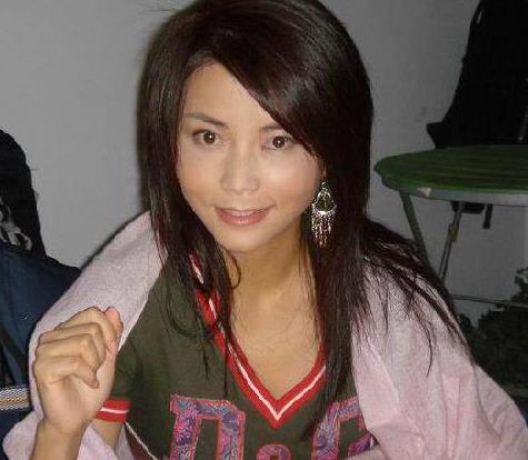 李沁|14年前，李钰患病离世，穿漂亮婚服安葬，汪雨帮她尽孝还扫墓10年