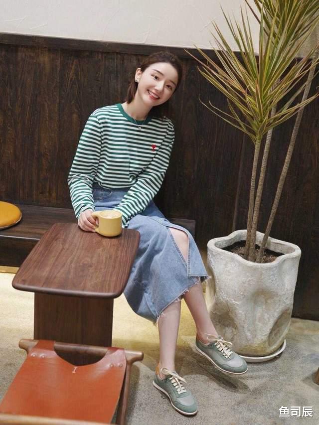 鱼司辰|今秋条纹衫又“火”了！搭配上牛仔半身裙高级优雅，简约又实用
