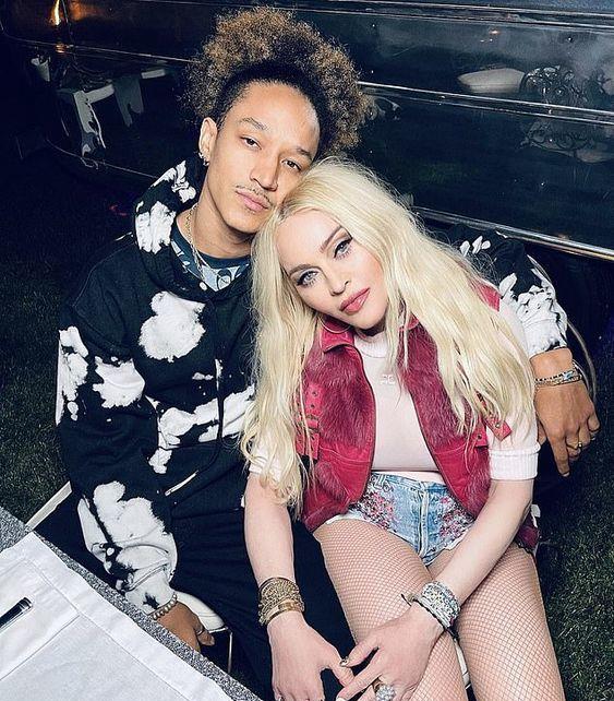 麦当娜|63岁麦当娜带五个孩子拍全家福，罕见端庄，27岁男友“消失”了