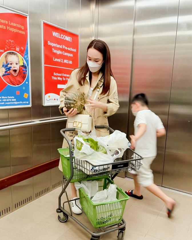 方脸妹说时尚|范文芳带儿子逛超市，穿风衣电梯托南瓜，发际线后移天然额头抢镜