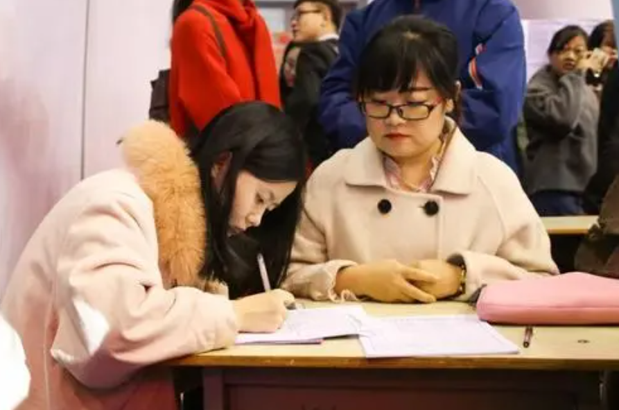 摩羯座|996还不够，715工作制又来了，怪不得毕业生说宇宙的尽头是考公