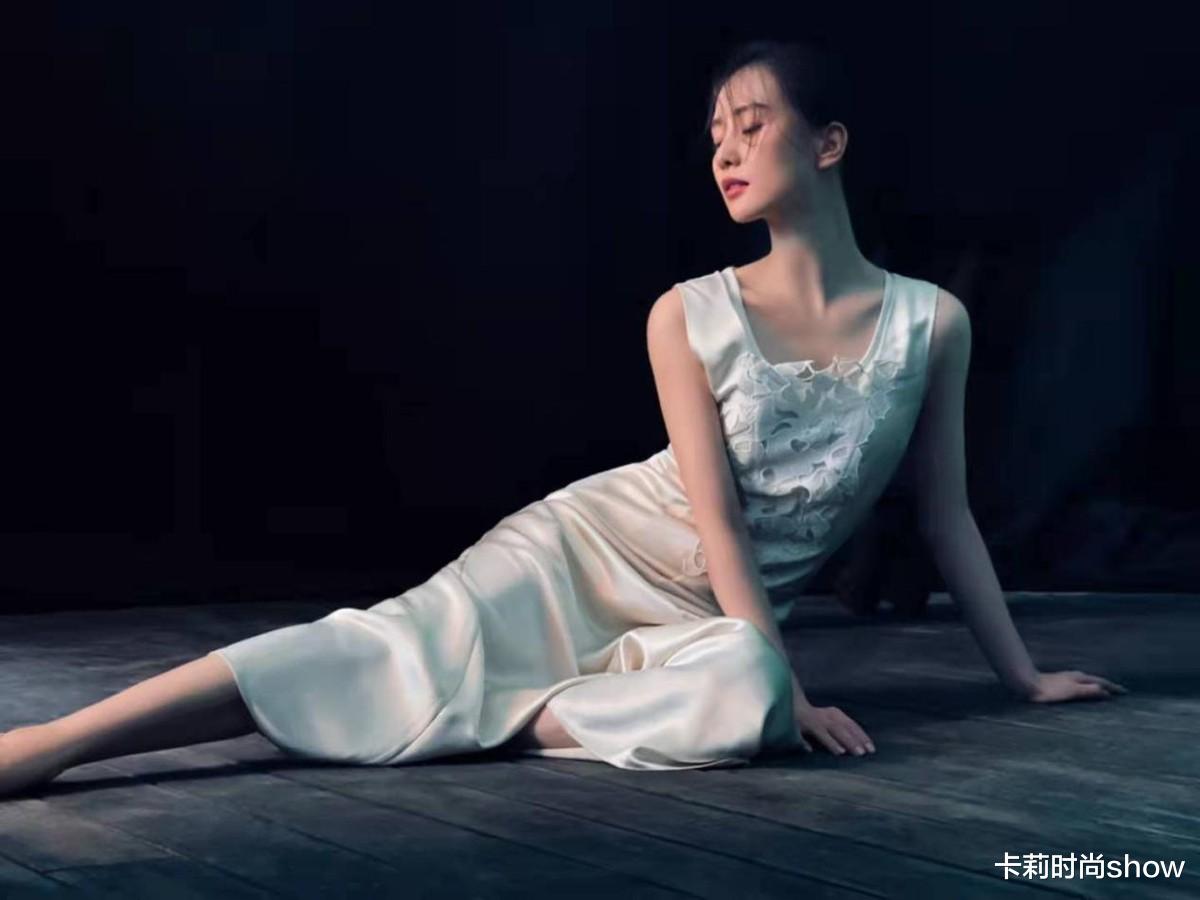 刘诗诗|真女神！刘诗诗穿睡衣裙气质都这么好，宛如从画中走出来的美人