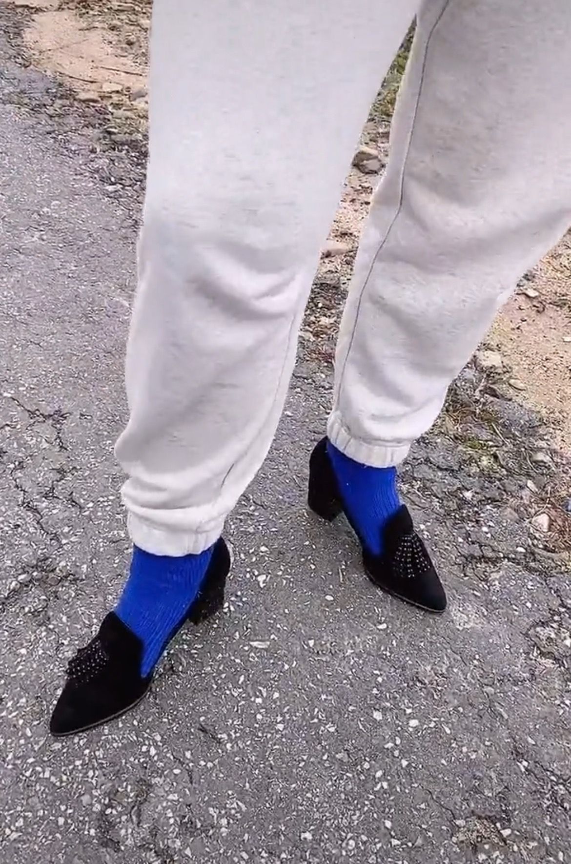 王霏霏|39岁马丽上山游玩，因怕母亲脚痛互换鞋穿，高跟鞋配蓝袜造型辣眼