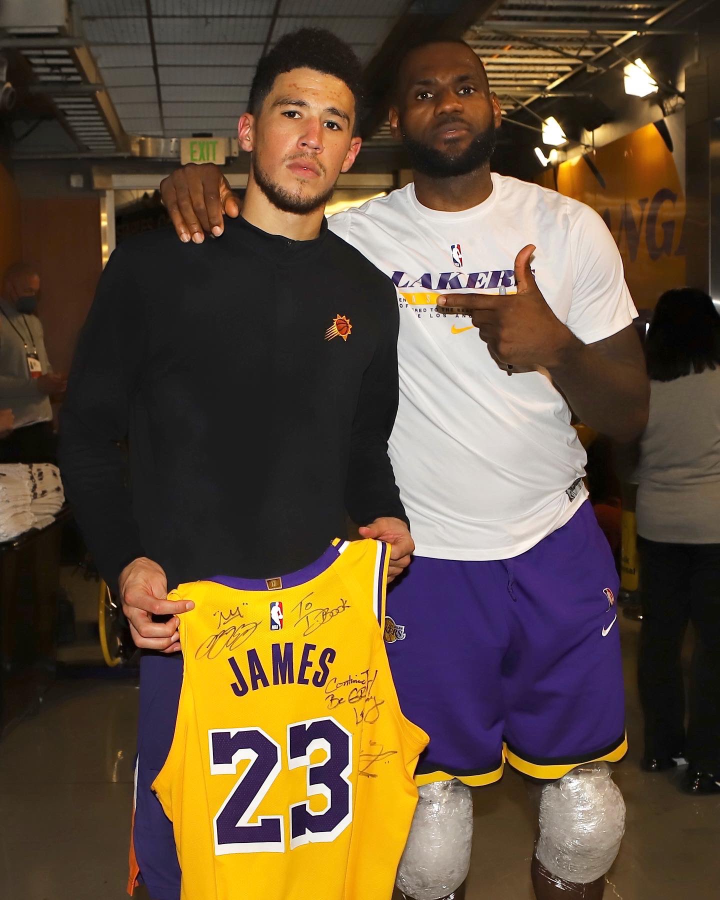 勒布朗·詹姆斯|詹姆斯自曝湖人失敗真因！合影布克時雙膝包裹冰袋，表態不想打奧運會