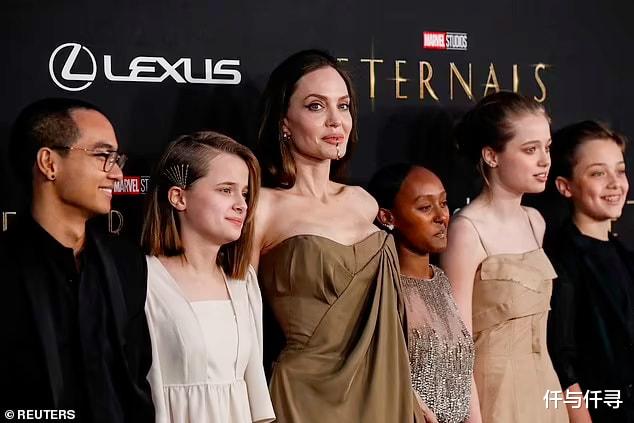 安吉丽娜·朱莉|朱莉重回女神光彩，下巴扣充满异国风情，长女希洛终于穿成女孩子