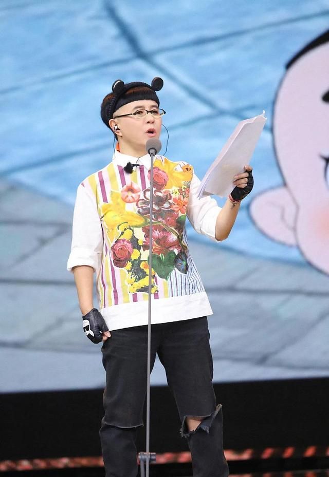 钱枫|“央视主播”王宁，娶小两岁妻子恩爱34年，女儿貌美如花