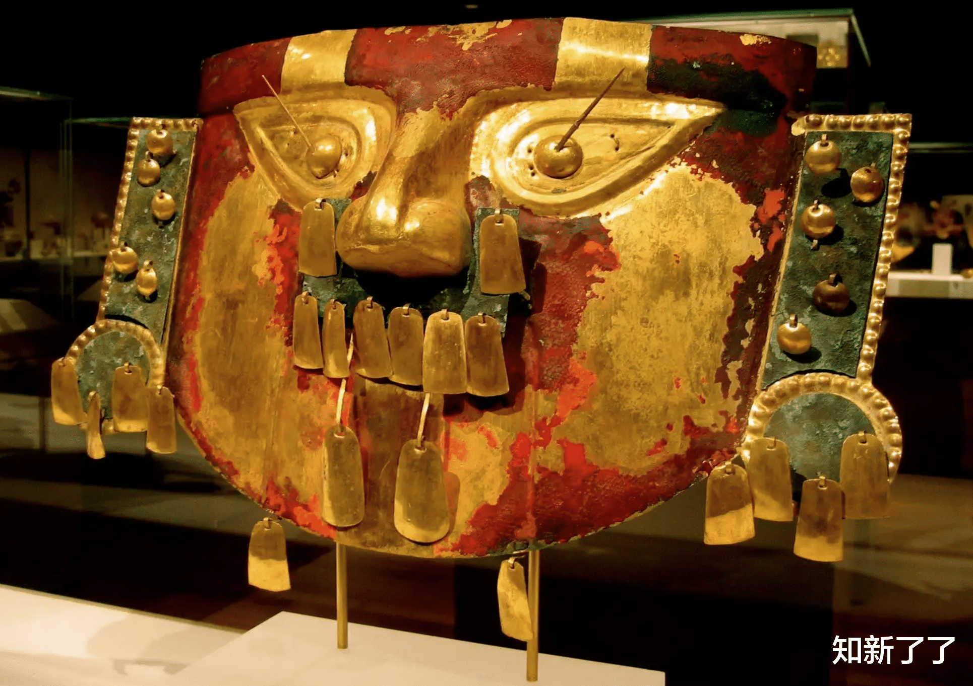 在秘鲁古墓中发现了用人血绘制的千年黄金面具