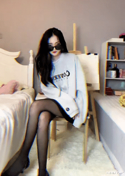 手机游戏|LOL手游女神诞生！美女主播发现流量密码，黑丝变身腿根纹身亮眼