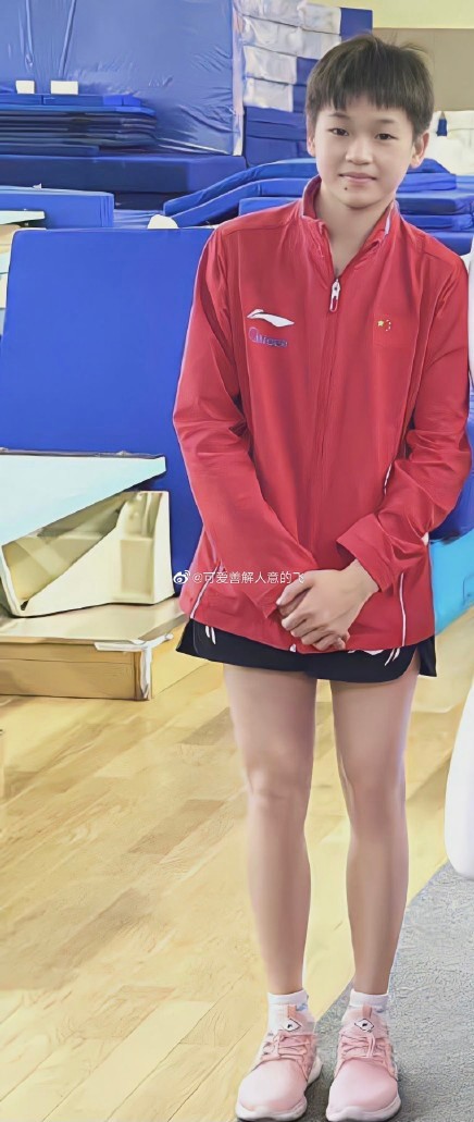 全红婵|全红婵拒绝商演！奖豪车送家人，最新个人照出炉，身高猛窜发型乱