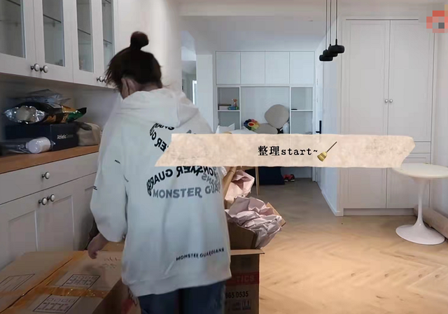 吴千语|28岁港星吴千语定居内地，自己动手搬行李箱，与富豪男友分隔两地